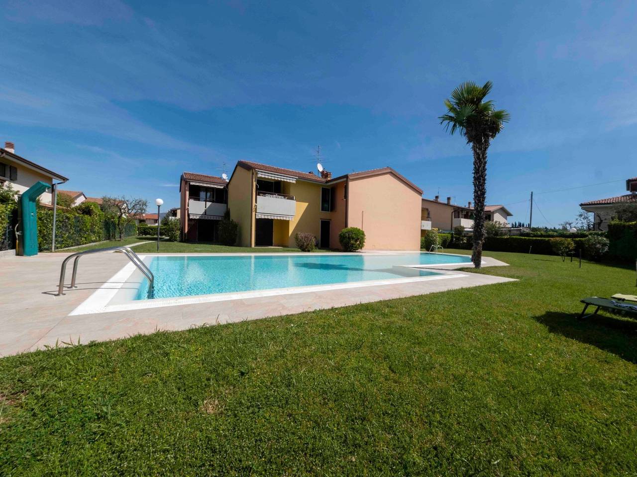 Appartement entier, La Palma - Apartment mit Balkon und Poolblick in Lazise, Montagnes autour du lac de Garde