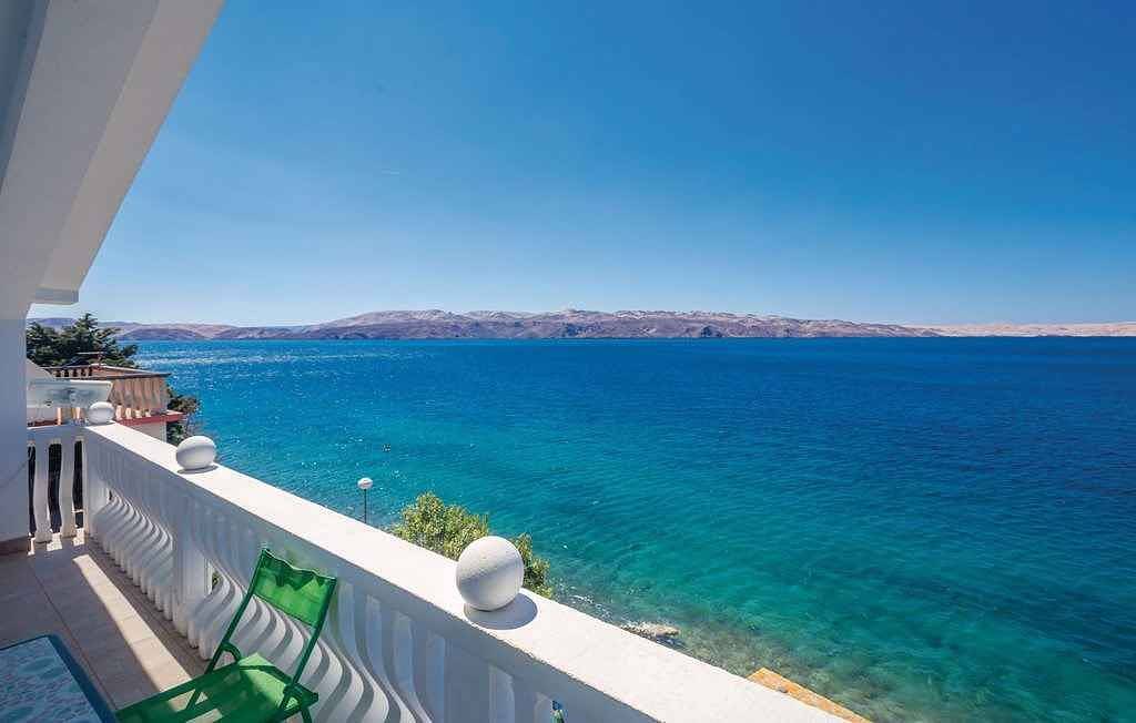 Hel ferieleilighet, Holiday apartment next to the sea  in Karlobag, Kvarn land