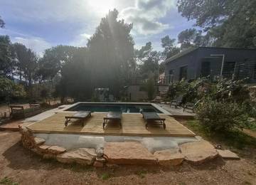 Gîte pour 6 personnes, avec piscine et jardin ainsi que terrasse et vue à Évenos