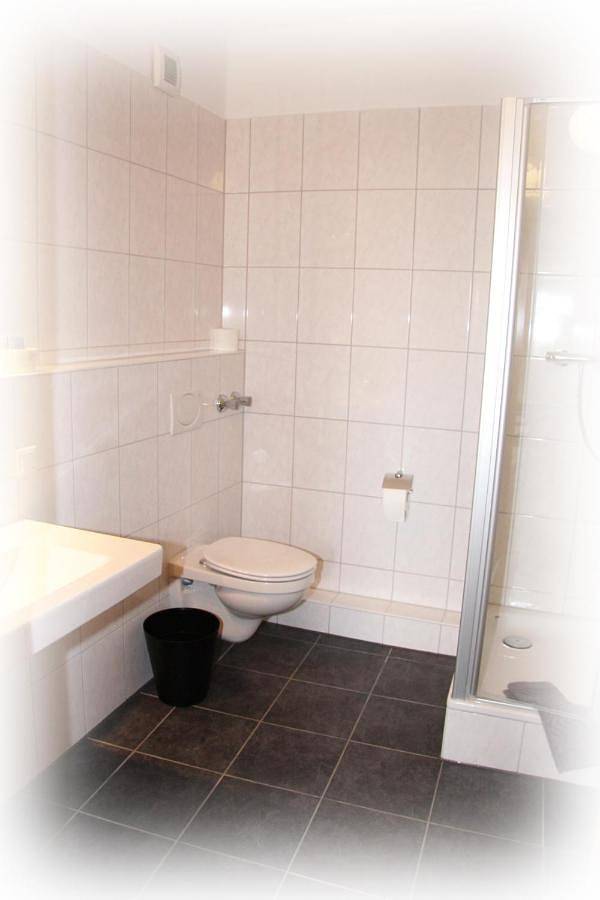 Single Room with Bathroom in Baunatal, Hessisches Bergland