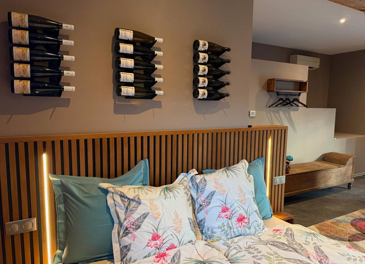 La chambre aux bouteilles du vigneron au Domaine Gueth - Suite premium "L'Inattendue" in Gueberschwihr, Parc naturel régional des Ballons des Vosges