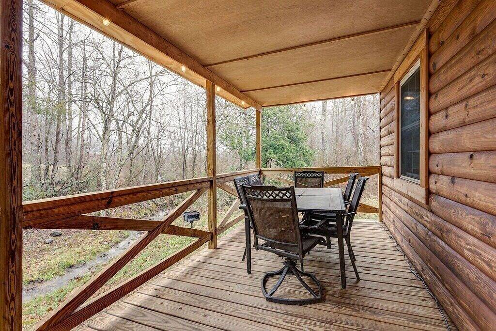 Creekside Cabin • Hot Tub, Firepit & Views in Cosby (TN), Cocke County