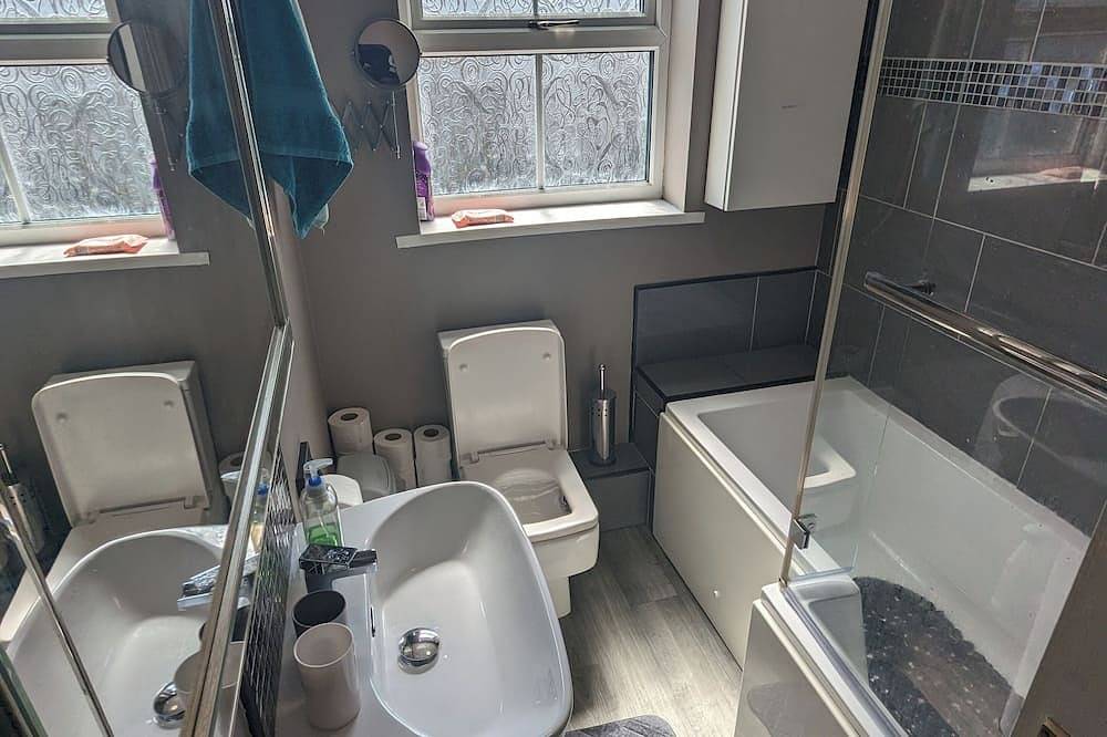 Entire apartment, The Apartment at Chalk House - 2 Bedrooms - 2 Double Beds - 1 Single Bed - 1 Cot in Huddersfield, West Yorkshire