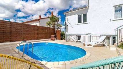 Ferienwohnung für 3 Personen, mit Terrasse und Pool in Kosinozici