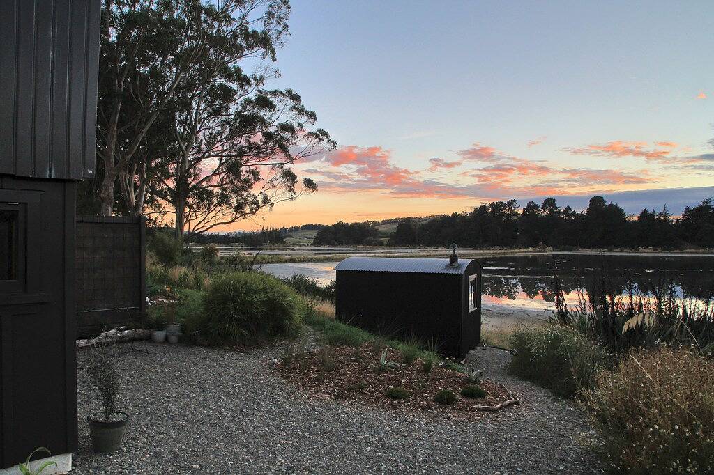 The Bird Hide - rustikaler Luxus am Wasser in Otago