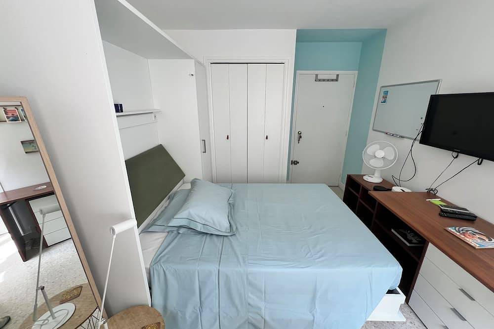 Appartamento intero, In the heights of Cassis, quiet studio with private parking and swimming pool. in Cassis, Parco nazionale delle Calanques