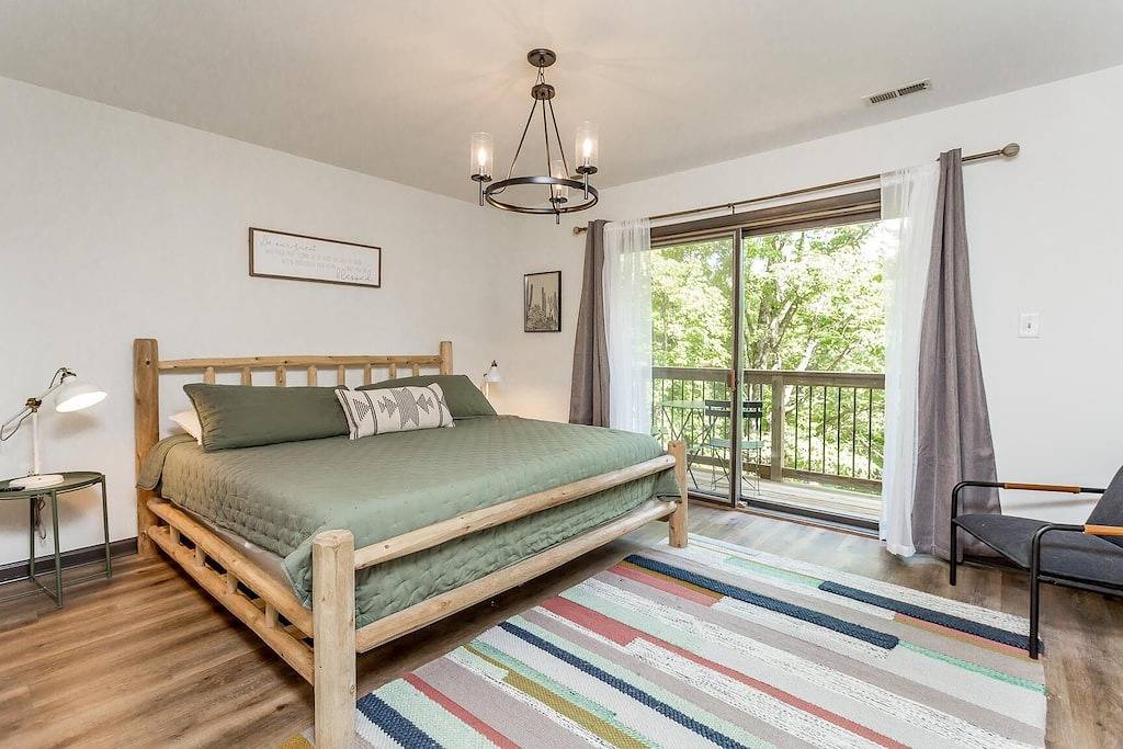 Tri-Level Log Cabin Massanutten Resort Hot Tub Seasonal Community Pool Firepit in Massanutten, Blue Ridge Mountains