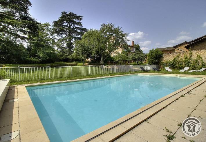 Gîte pour 13 personnes, avec Jardin et Piscine dans Beaujolais - 2