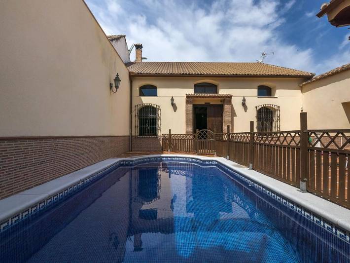 Casa rural para 12 personas, con terraza y piscina, Se admiten mascotas en Montilla