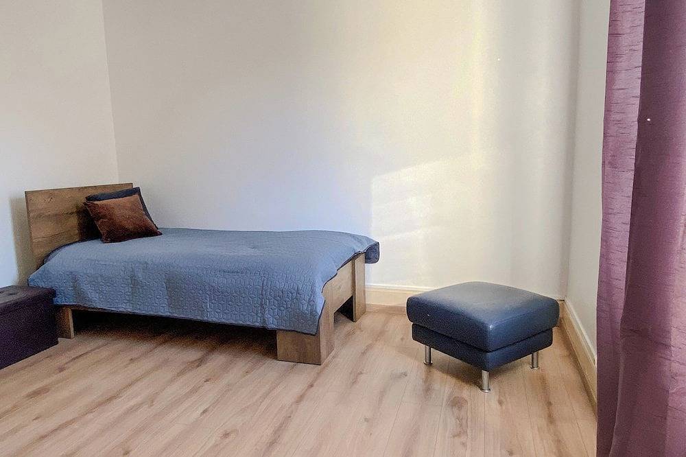 Entire apartment, Appartement entier 92 m2, 3 chambres et 1 salon, proche centre ville, parking in Belfort, Territoire-de-Belfort