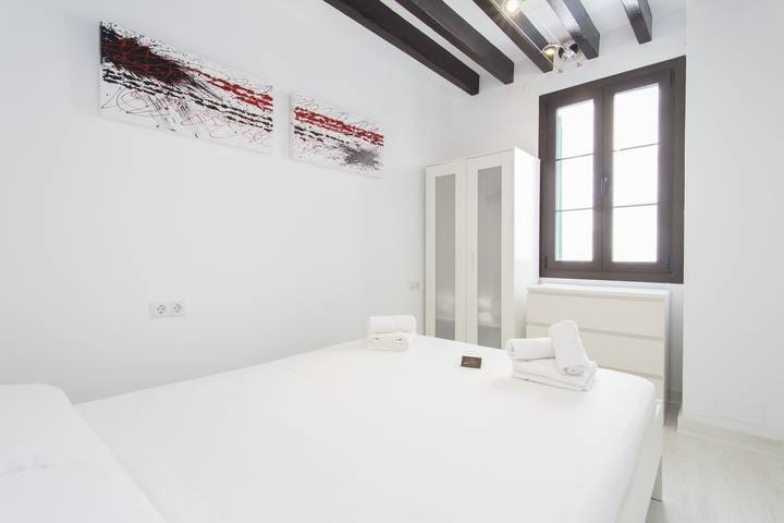Entire apartment, Black&White Apartment minimum stay 31 nights in Palma Old Town, Palma