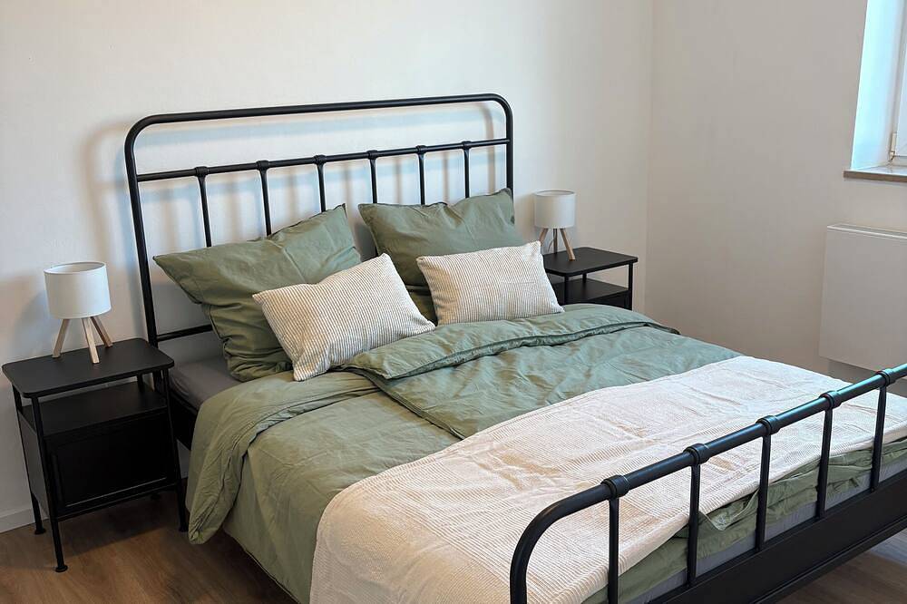 Ganze Wohnung, Modern eingerichtete 2-Zimmer Wohnung direkt beim Bahnhof in Straubing, Ostbayern