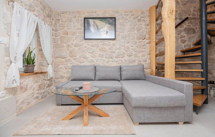 Reizende 1-Zimmer-Wohnung mit Pool, Terrasse und WLAN in Imotski, Makarska Riviera