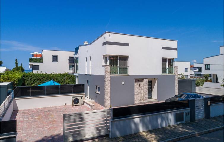 Ferienhaus für 10 Personen, mit Terrasse und Whirlpool sowie Sauna, kinderfreundlich in Fazana - 2