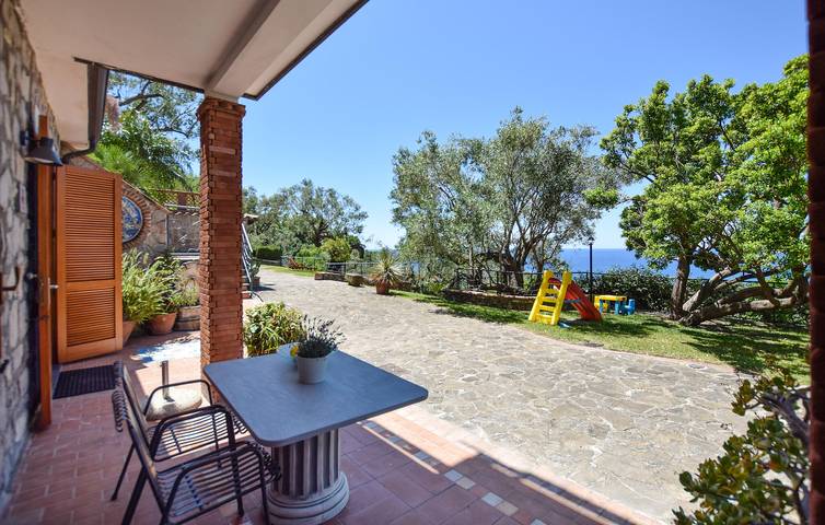 Appartamento intero, Appartamento Vista Mare con Wifi, AC, Parcheggio, Giardino e Cucina in Ascea, Cilento Coast