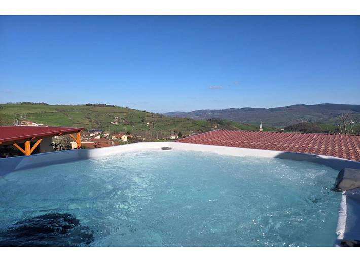 Location de vacances pour 3 personnes, avec vue ainsi que piscine et jardin à Brullioles - 3