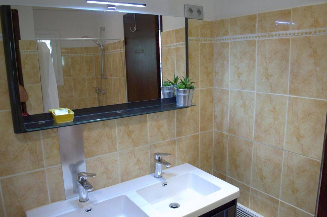 Double Room with Private External Bathroom in Saint-Antonin-du-Var, Région de Brignoles