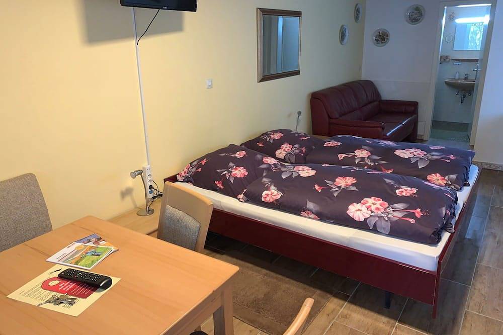 Doppelzimmer A, mit Terrasse - Gästehaus am Lindenweg in Meersburg, Region Bodensee-Oberschwaben