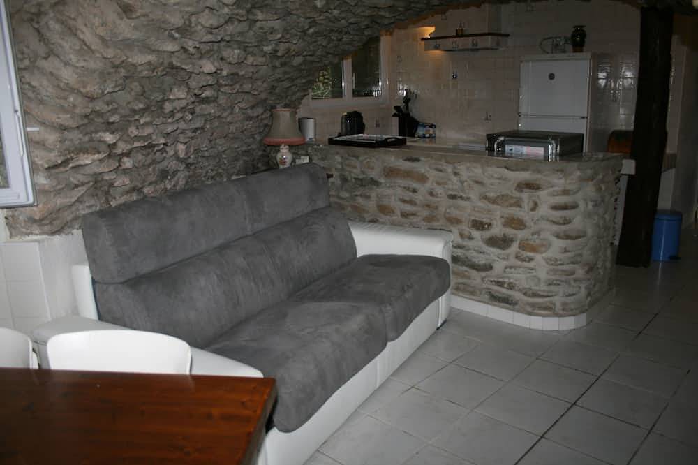 Gite sleeps 2/4 in the large Xviiith century building of an estate with swimming pool in Gravières, Parc naturel régional des Monts d'Ardèche