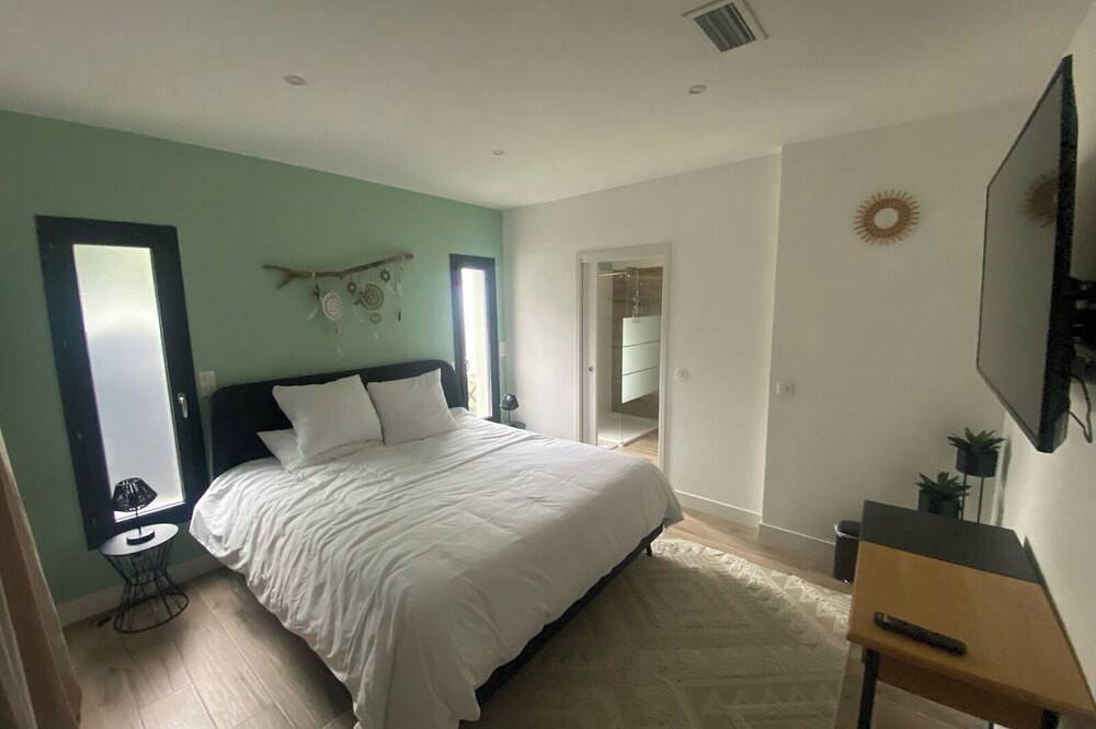 Suite with king-size bed in Villeneuve-lès-Maguelone, Côte d'Améthyste