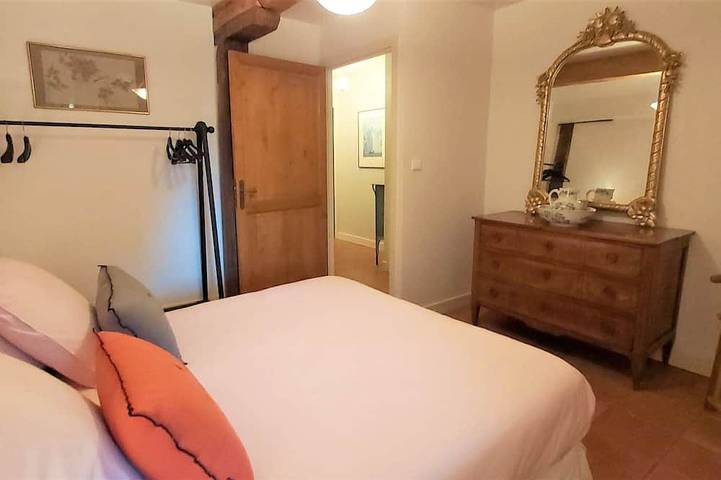 Gîte pour 2 personnes, avec terrasse ainsi que piscine et jardin à Montjoi - 3