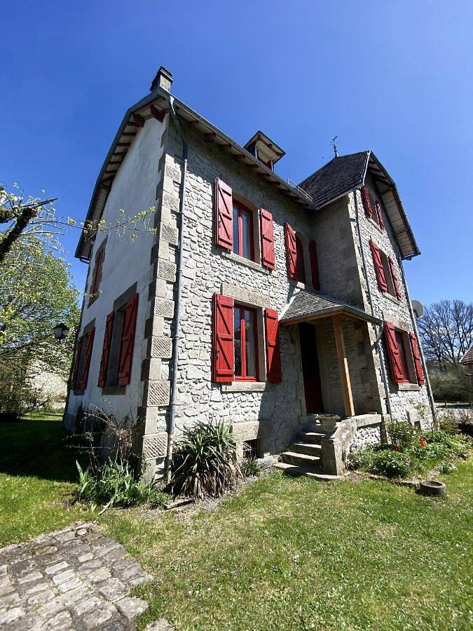 Gîte pour 13 personnes, avec jardin dans Maussac