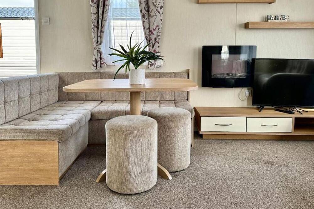 Stunning Holiday Caravan in Great Yarmouth – Just Steps from the Beach! in Great Yarmouth, The Broads