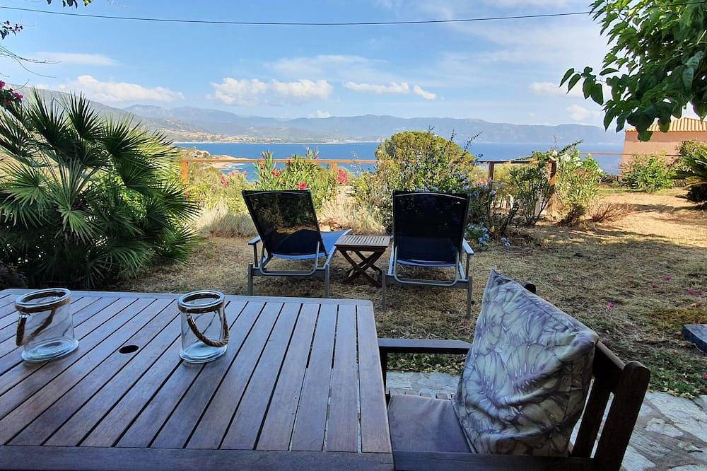Appartement entier, Rez-de-jardin dans villa face à la mer. in Sagone, Vico