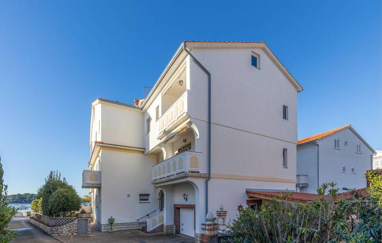 Ganze Ferienwohnung, Gemütliche Ferienwohnung mit Terrasse, WLAN und Parkplatz in der Nähe des FKK-Strandes Kandarola in Palit (Kvarner Bucht), Rab