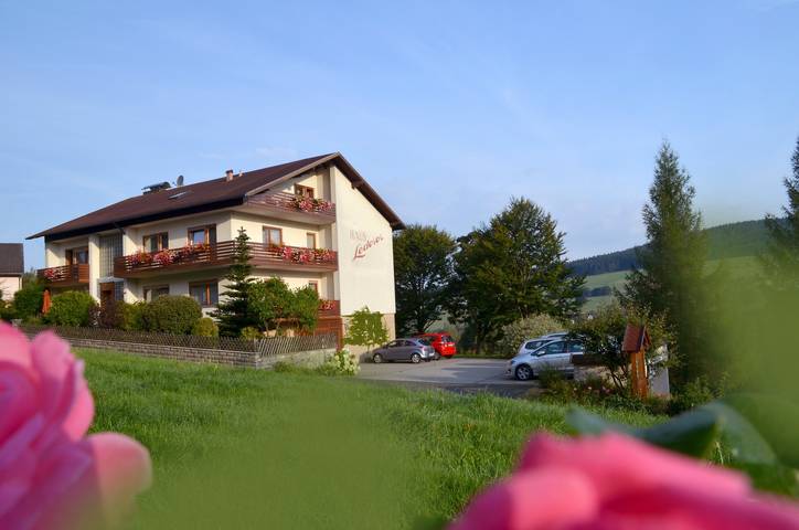 Pension, mit Balkon/Terrasse und Terrasse sowie Garten in Bischofsgrün