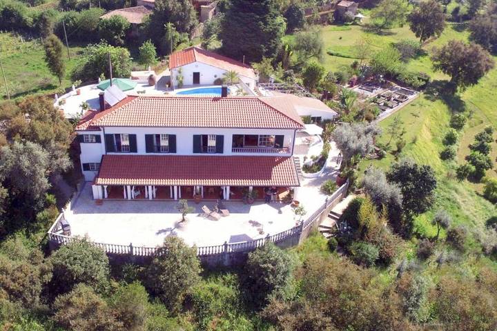 Gîte pour 3 personnes, avec Terrasse et Jardin ainsi que Piscine et Vue dans Miranda do Corvo