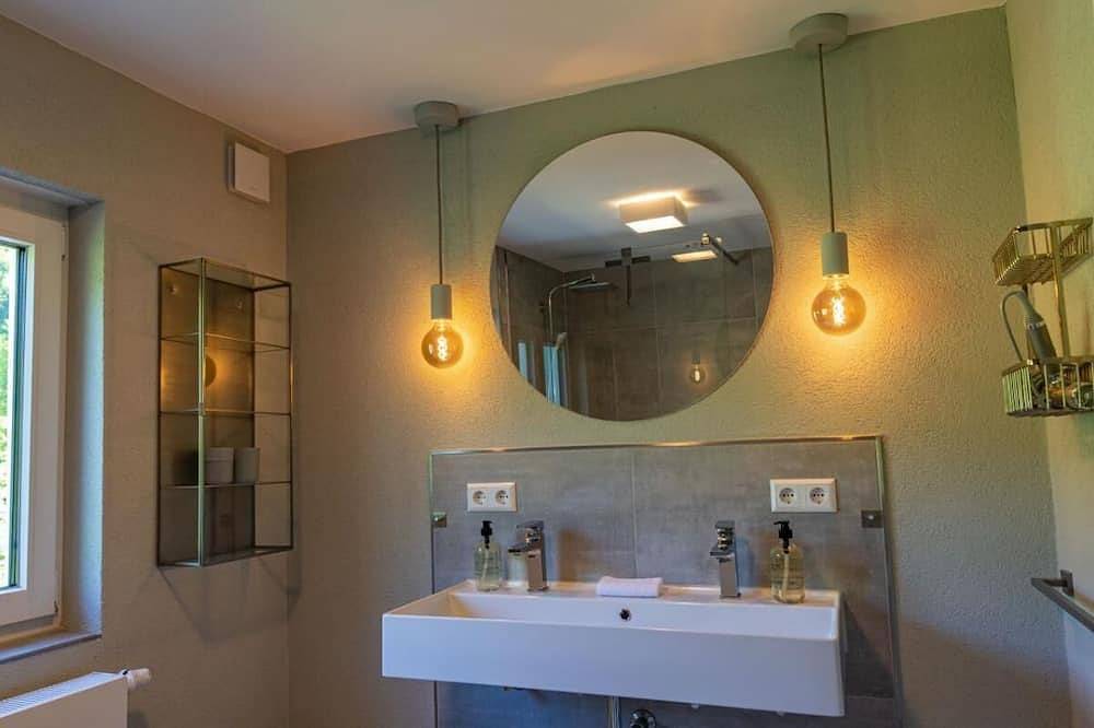 Ferienhaus auf dem Land mit Kamin, Sauna, atemberaubenden Blick ins Tal, mehrere Terrassen, 1500qm Grundstück 1,6m hoch eingezäunt. in Gerabronn, Hohenlohe