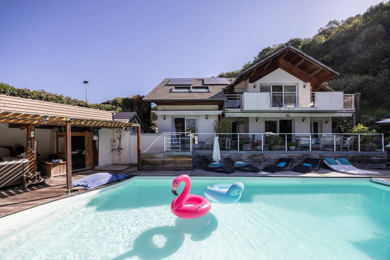 Appartement entier, Appartement 'Au Cœur De La Riviera Des Alpes' avec Vue sur le Lac, Piscine Commune et Wi-Fi in Brison-Saint-Innocent, Région de Chambéry