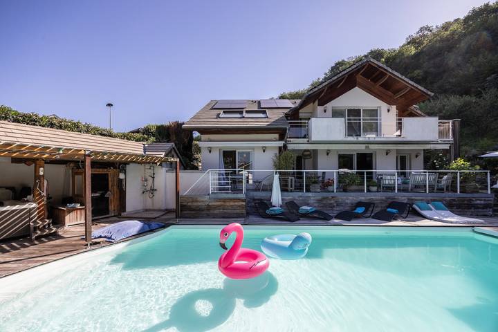 Gîte pour 4 personnes, avec Jacuzzi et Jardin ainsi que Sauna et Vue sur le lac dans Mognard