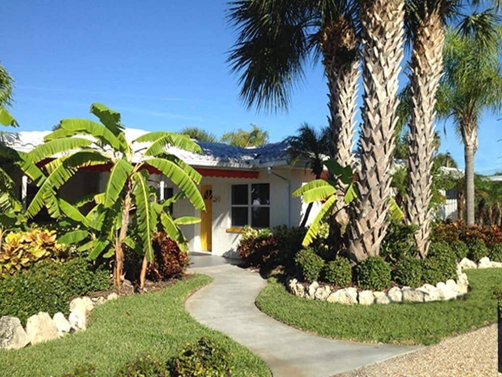 Orange Blossom Cottage two minute Walk to Beach in Clearwater, Caladesi Island