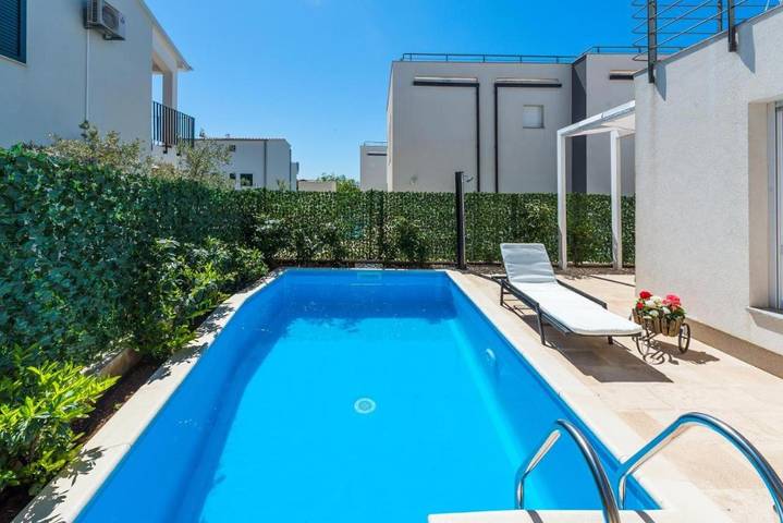 Villa pour 6 personnes, avec terrasse ainsi que piscine et vue, animaux acceptés à Tribunj - 4