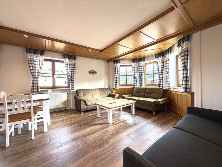 Vakantiewoning voor 13 personen, with Balkon and Terras as well as Tuin in Steibis