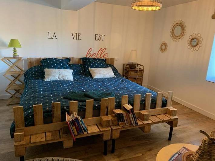 Location de vacances pour 6 personnes, avec jardin à Chirassimont - 2