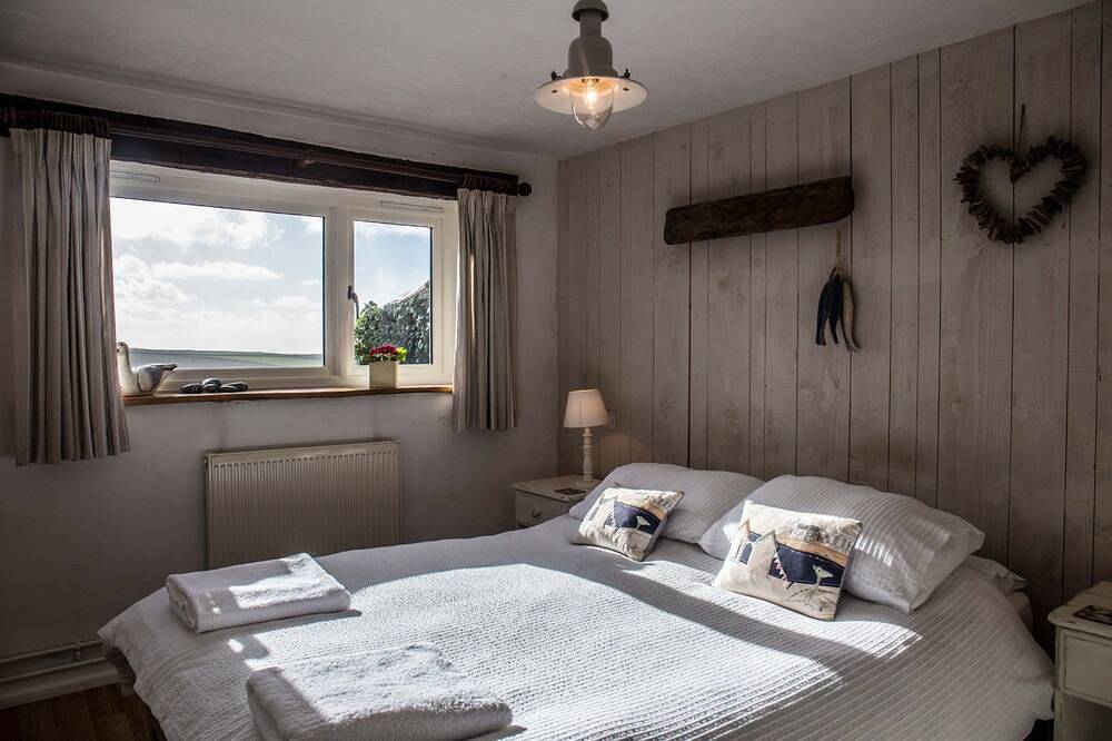 The Milking Parlour, shared hot tub and sauna in Hartland, Hartland Devon Heritage Coast