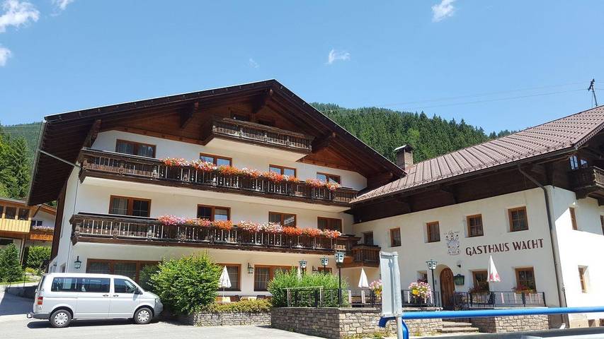 Hotel für 4 Personen, mit Balkon und Terrasse sowie Ausblick in Naturarena Kärnten