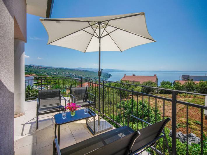 Ferienwohnung für 5 Personen, mit Terrasse und Garten sowie Ausblick in Kvarner Bucht