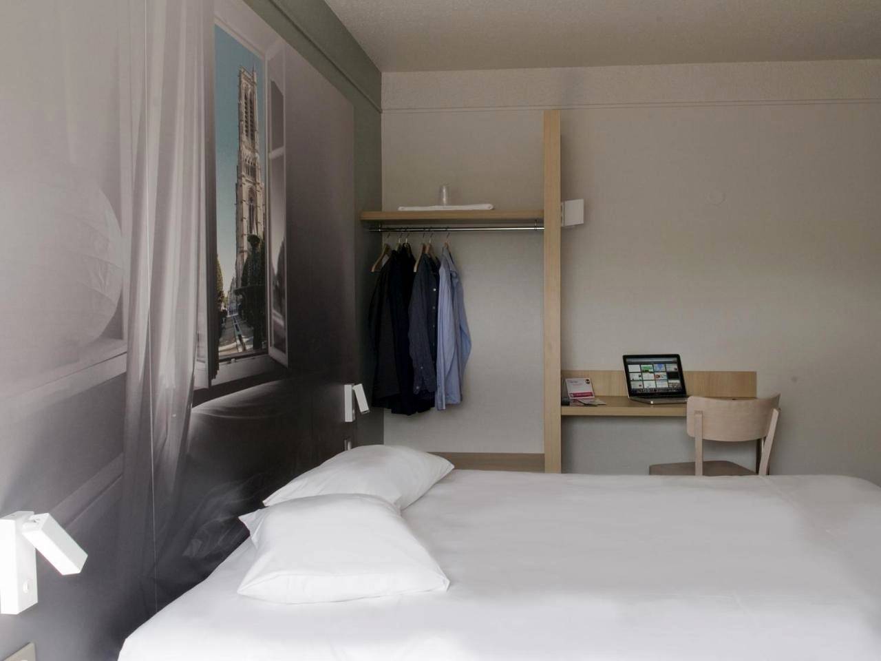 Triple Room in Saint-Quentin, Aisne