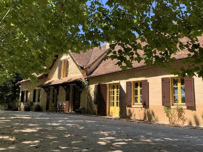 Gîte pour 20 personnes, avec terrasse ainsi que jardin et piscine, animaux acceptés