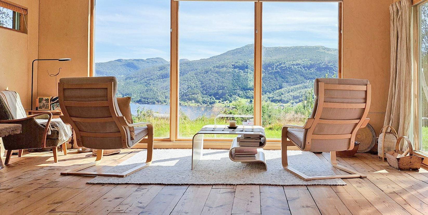 Selbstgebaute Hütte mit Blick auf Leirvik in Sognefjord