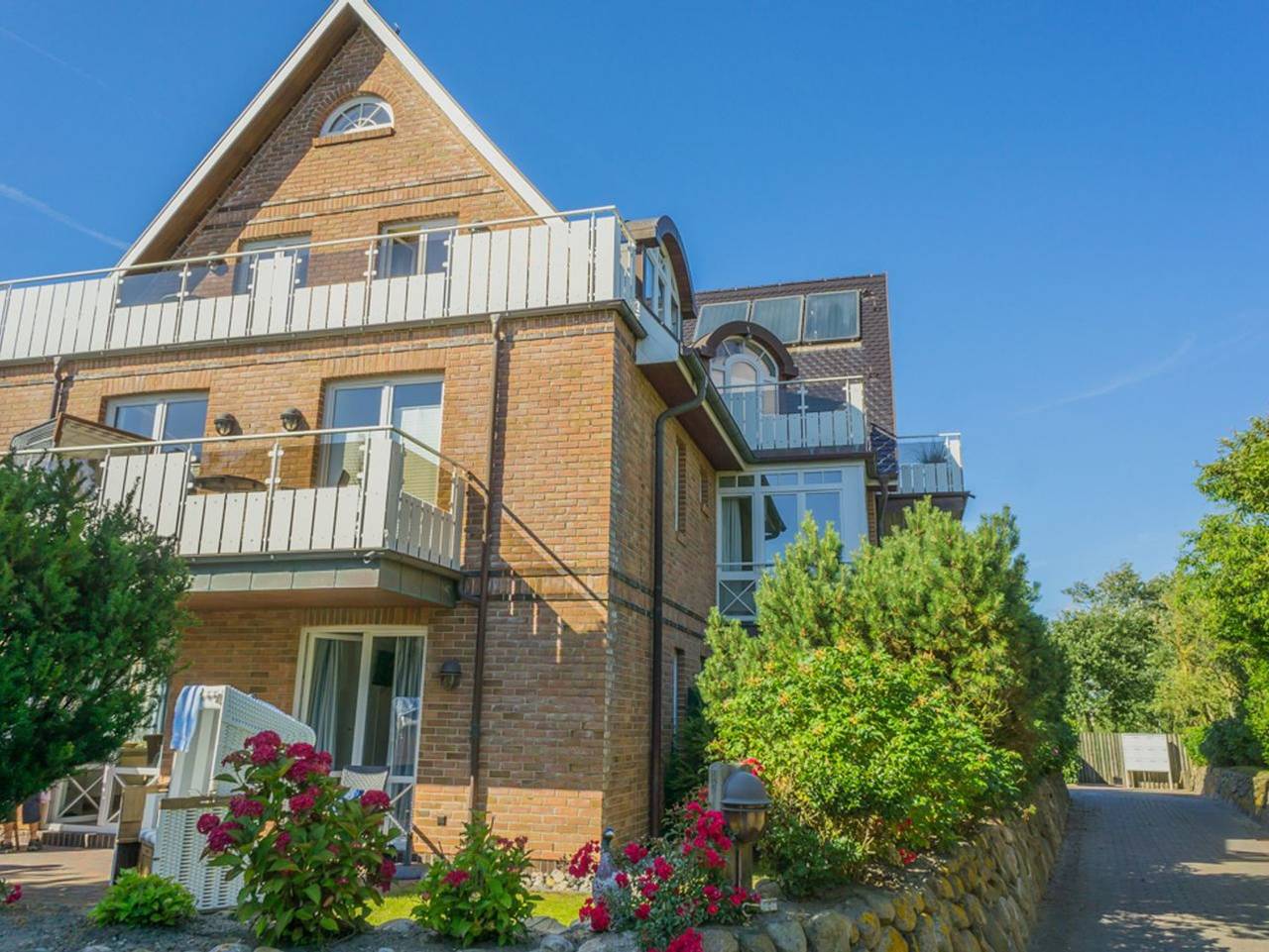 Ganze Ferienwohnung, Wildente App. 5 - Ferienwohnung am Dorfteich für bis zu 2 Personen mit Balkon. in Wenningstedt, Sylt