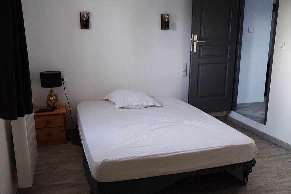 Close to St Rémy de Provence, surrounded by pine and olive trees. in Eyragues, Arles und Umgebung