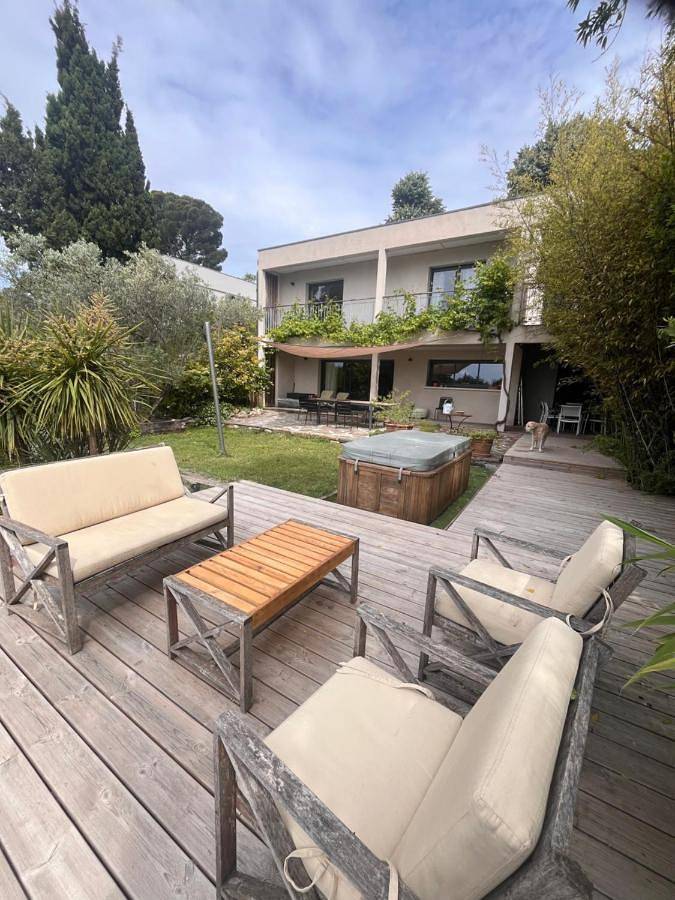 Three-Bedroom Villa in Villeneuve-lès-Avignon, Région de Nîmes