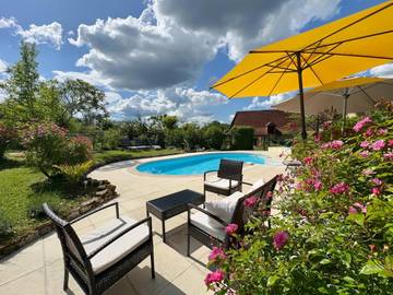 Location de vacances pour 3 personnes, avec jardin ainsi que vue et piscine, animaux acceptés à Loupiac (Lot)