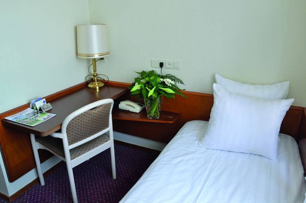 Relaxing Place with On-site Dining, Breakfast and Access to Town Walks! in Brielle, Niederländische Nordsee