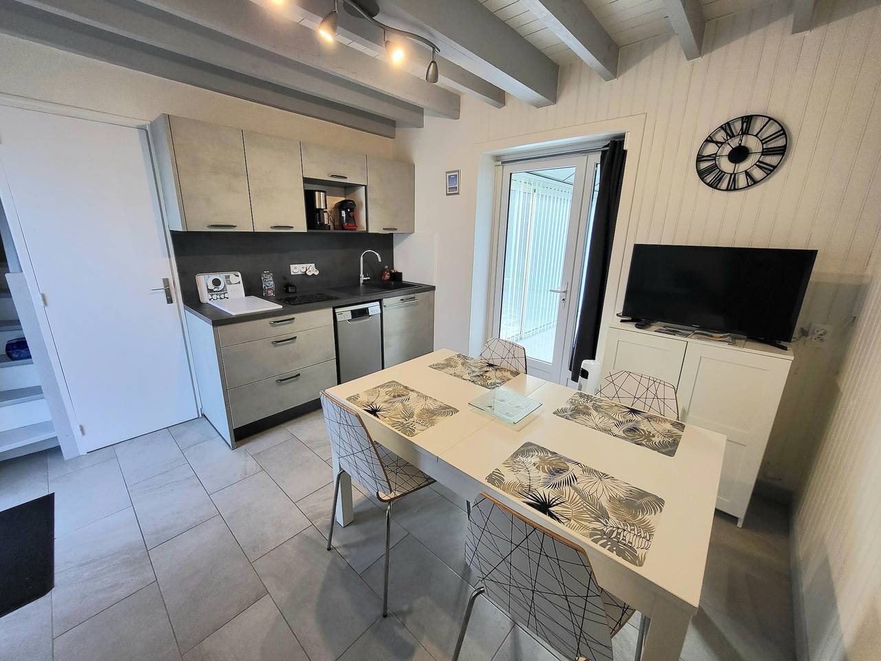Entire apartment, Apartment 'Jolie Maison De Plage Cyprange' with Private Terrace, Private Garden and Wi-Fi in Pirou, Coutances